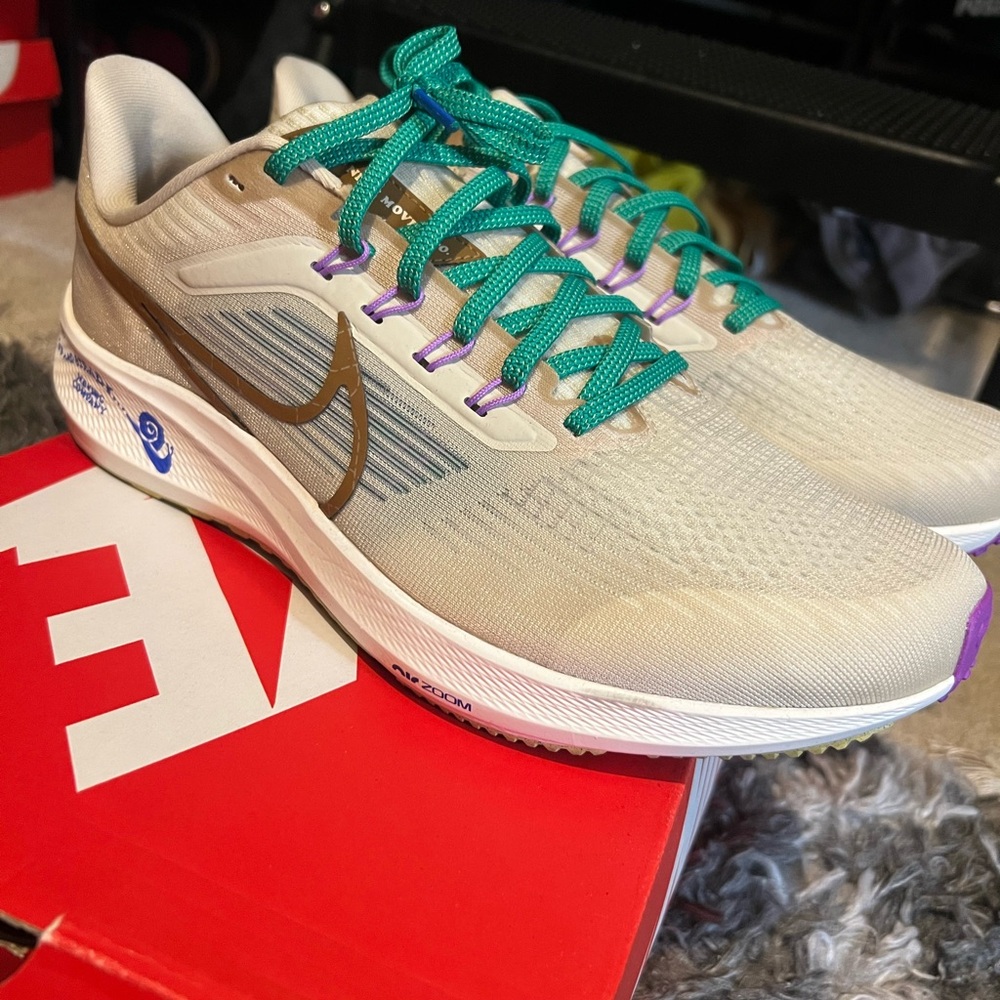 Nike Pegasus - Cream and Green Athletic Shoes with Breathable Mesh